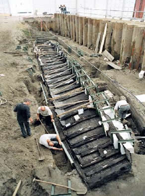 Archeologen werken aan de opgraving van een Romeins schip